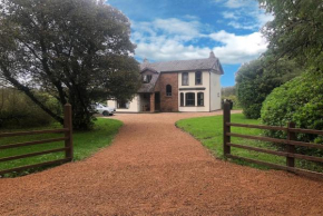 Spacious Private 5 BR 1 Km to Beach Dogs Welcome